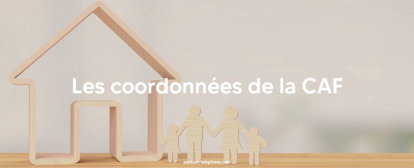 Figurines d'une famille (les parents et deux enfants) se tenant la main à côté d'une maison.