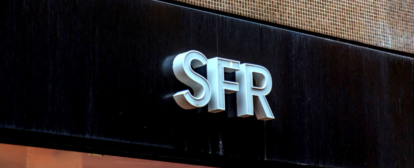 Logo présent sur une boutique de SFR.