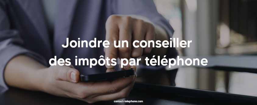 Mains d'un homme composant un numéro de téléphone sur son mobile.