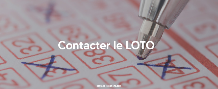 Mine d'un stylo cochant des numéros d'un billet de Loto.