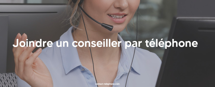 Chargée de clientèle communiquant par téléphone avec un casque devant son PC.