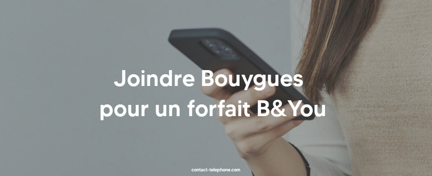 Femme consultant son téléphone mobile qu'elle tient dans sa main droite.