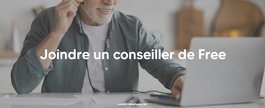 Conseiller de clientèle en ligne devant son ordianteur avec des écouteurs pour communiquer avec les clients.