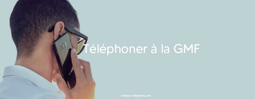 Homme (vu de dos) téléphonant à son conseiller avec un téléphone portable.