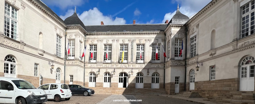 Mairie centrale de Nantes, quelques voitures sont garées devant, dans la cour.