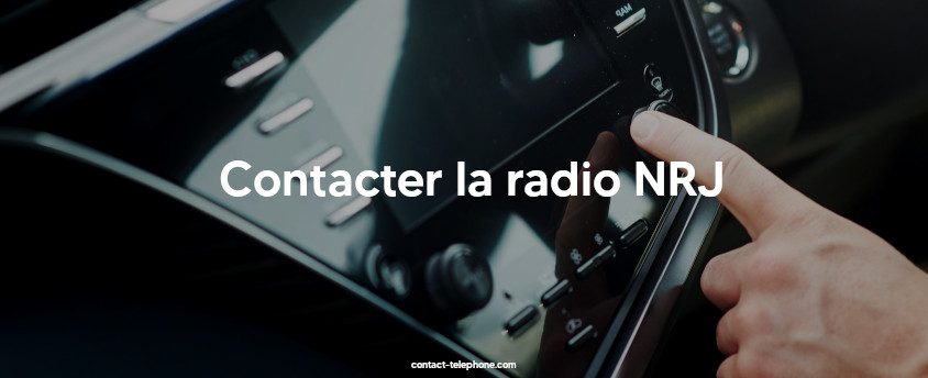 Main d'un homme sélectionnant une station de radio sur l'écran de son autoradio.