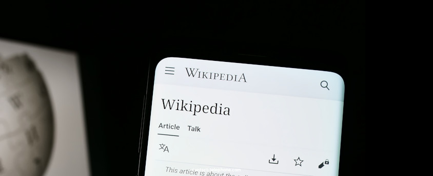 Téléphone portable affichant l'application Wikipedia.