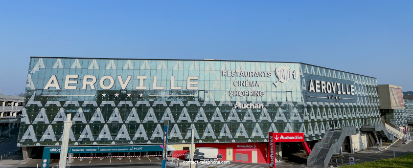 Galerie marchande d'Aéroville (et entrée du supermarché Auchan), vue de l'extérieur.