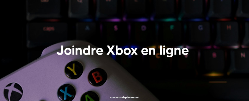 Manette de Xbox posée sur un clavier d’ordinateur.