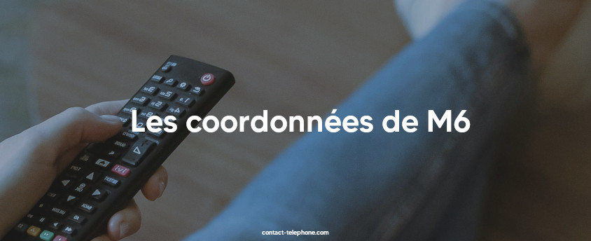 Main d'une femme zappant avec la télécommande de sa télévision.