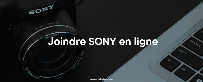 Appareil photo Sony posé à côté d'un ordinateur portable.