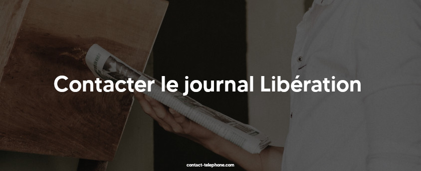 Main d'un jeune homme tenant un journal (magazine) ouvert.