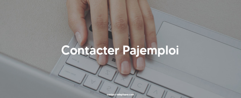 Doigts d'une femme tapant sur un clavier d'ordinateur.