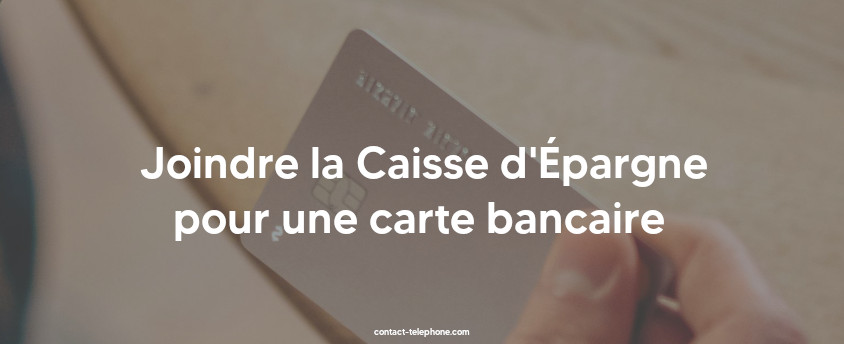 Main tenant une carte bancaire.