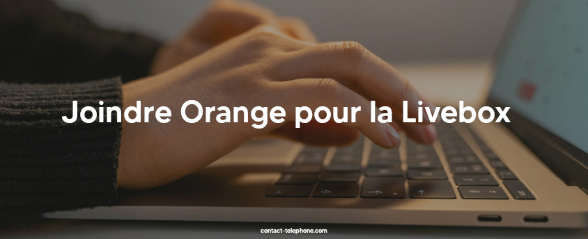 Mains d'une personne rédigeant un mail sur son clavier d'ordinateur portable. 