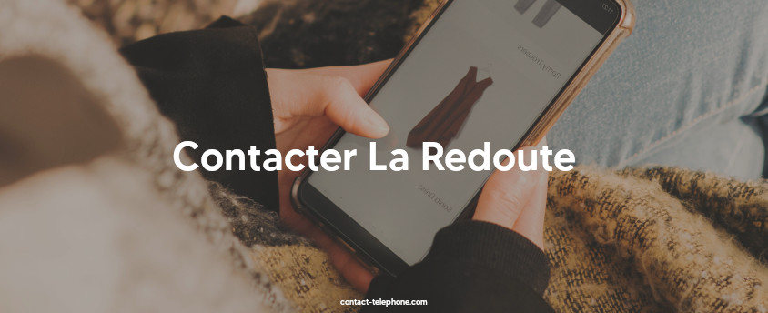 Une dame regarde un catalogue pour acheter des vêtements en ligne sur son smartphone.