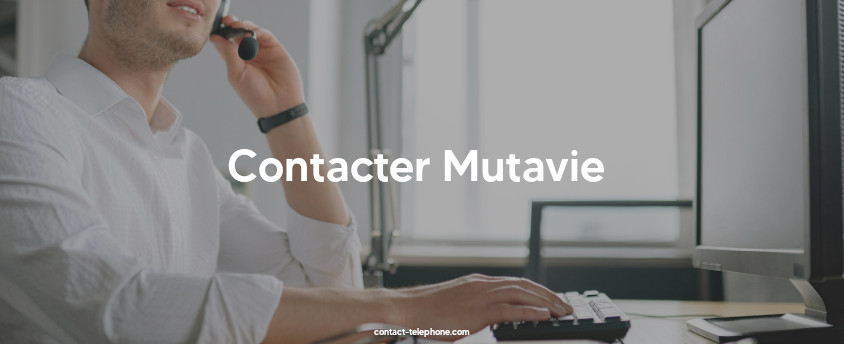 Téléconseiller discutant avec un client au téléphone devant son ordinateur.