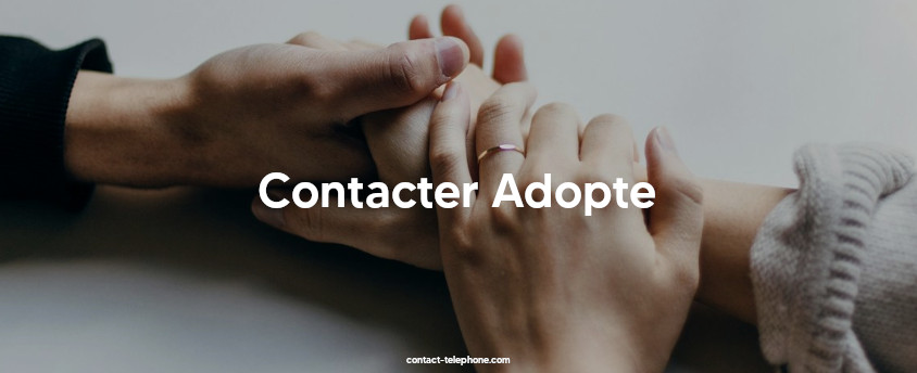 Mains entremêlées d'un couple.