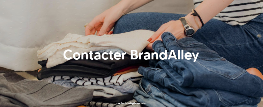 Mains d'une femme pliant une pile de vêtements.