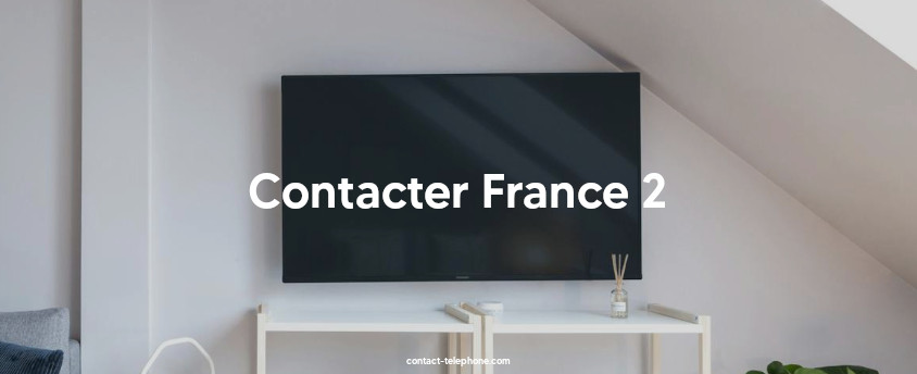 Télévision éteinte accrochée au mur d'un salon.