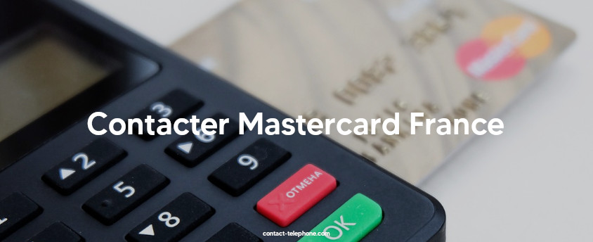 Carte Mastercard posée à côté d'un terminal de paiement.