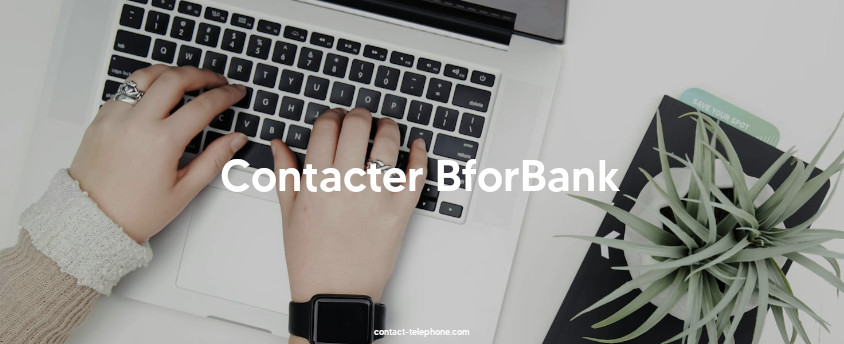 Mains d'une personne tapant un message sur un ordinateur portable.