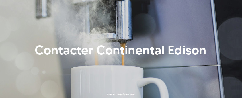 Machine à café en train de remplir une tasse blanche