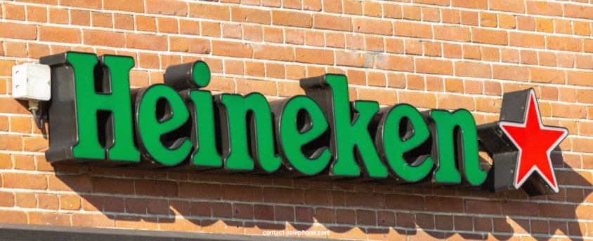 Logo de la marque Heineken inscrit sur un mur en briques.