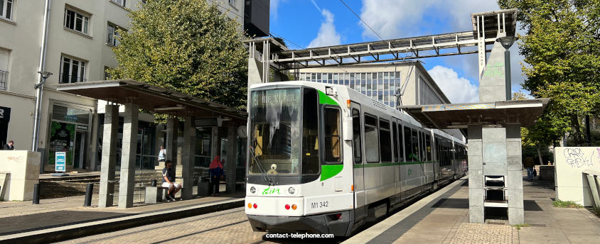 Tram à l'arrêt Bretagne (ligne 3) à Nantes.