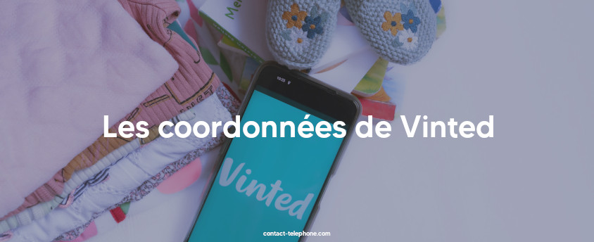 Téléphone portable affichant l'application Vinted, il est posé à côté de tissus et de vêtements pour bébés.