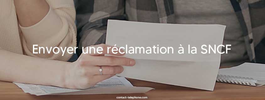 Main d'une femme tenant une lettre de réclamation à la main pour la lire avec une autre personne.