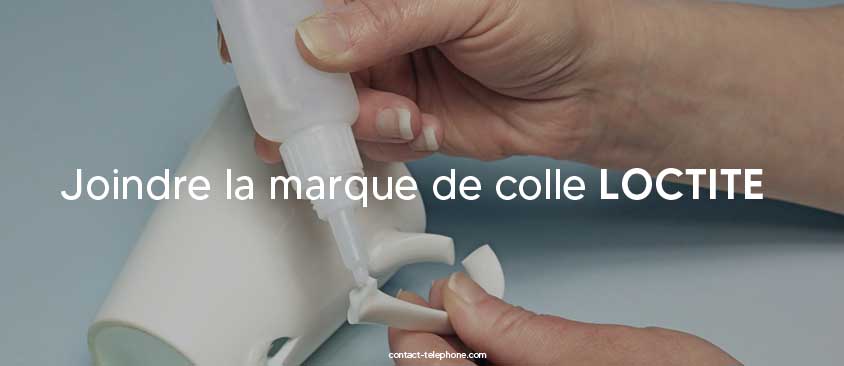 Mains collant la hanse d'une tasse avec un tube de colle.