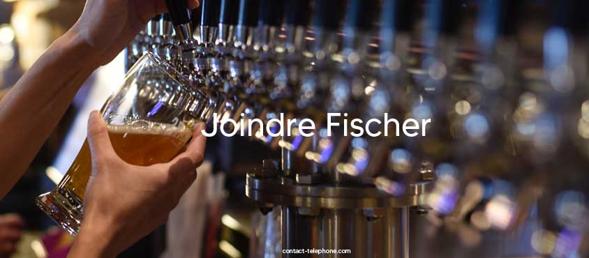 Main servant un verre de bière Fischer à la pression.