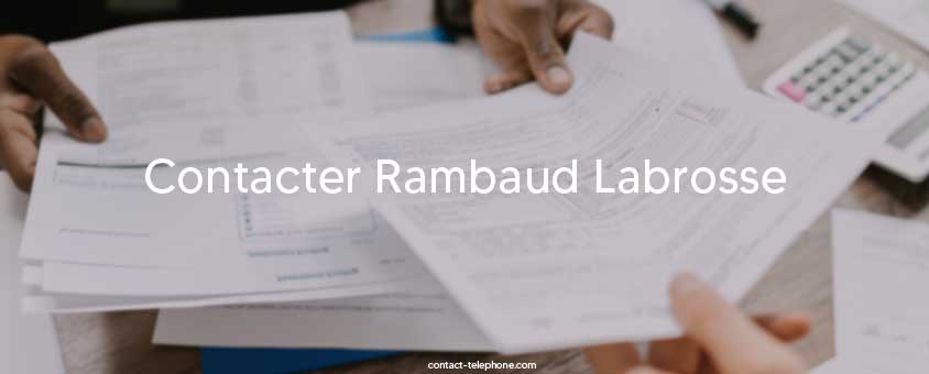 Mains d'un homme tendant un contrat d'assurance à une personne au dessus d'un bureau.