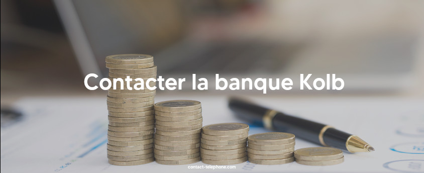 Piles de pièces de monnaie (argent en euros) et stylo posés sur des feuilles de papier devant un ordinateur portable.