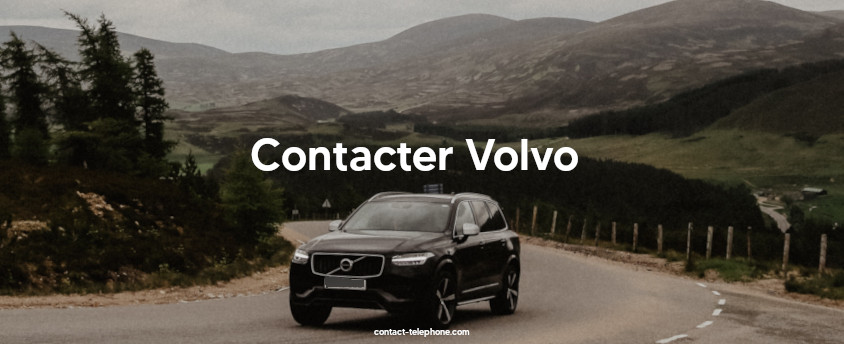 Voiture Volvo roulant sur une route dans un paysage montagneux.