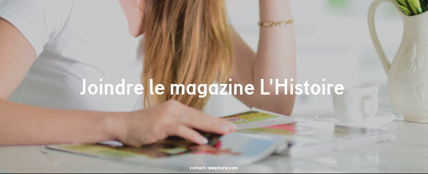 Femme feuilletant un magazine en buvant son café.