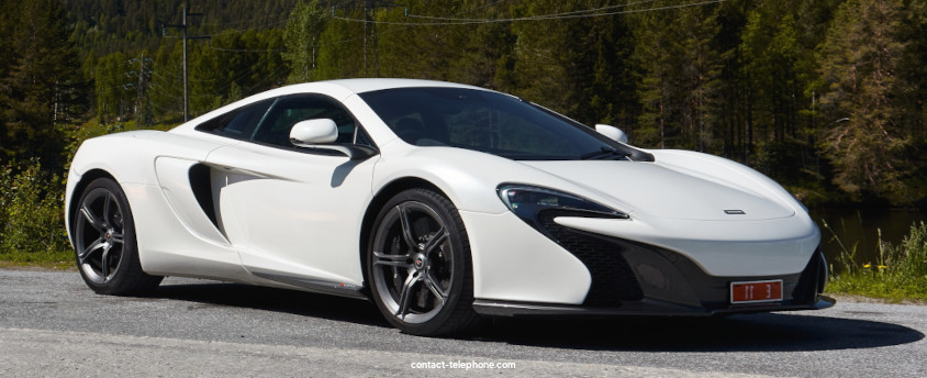 Voiture de sport Lamborghini blanche sur une route.