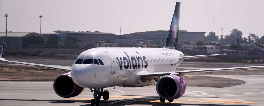 Avion Volaris sur une piste.