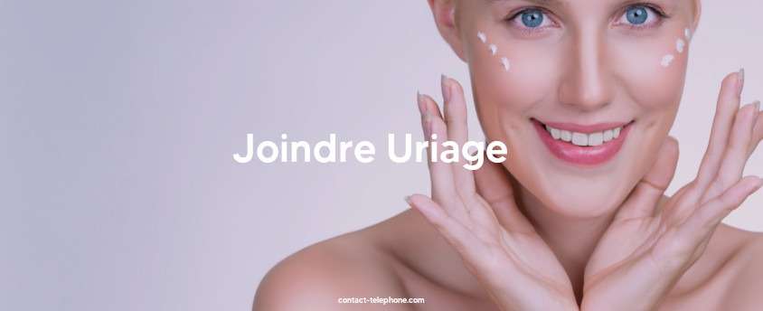 Visage d'une femme s'apprêtant à appliquer de la crème sur ses pomettes avec ses mains.