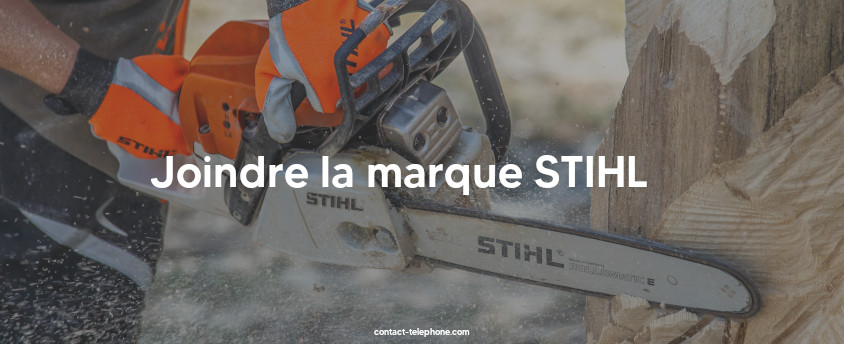 Mains d'un homme tenant une tronçonneuse de marque Stihl pour couper du bois.