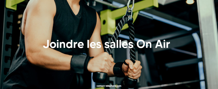 Bras d'un homme faisant de la musculation dans une salle de fitness.