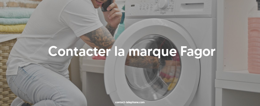 Homme au téléphone mettant du linge dans une machine à laver.