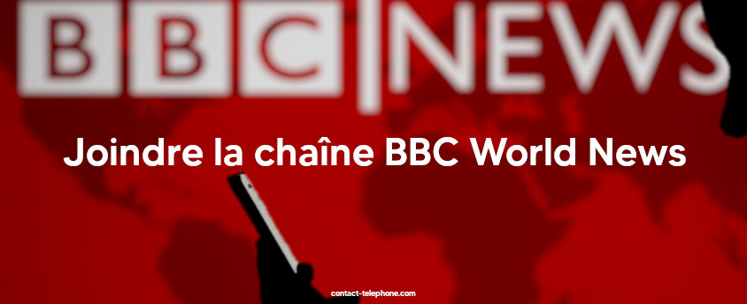 Ombre d'un homme tenant un téléphone devant le logo de la BBC News sur un fond rouge.