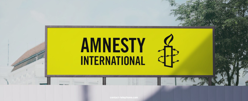 Affiche de l'association Amnesty International dans une rue.