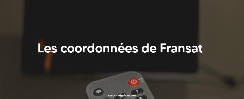 Bout d'une télécommande pointant une télévision.