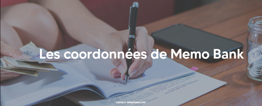 Une femme écrit une lettre avec un stylo d'une main tandis qu'elle tient des billets dans l'autre, son téléphone portable est posé à sa gauche.