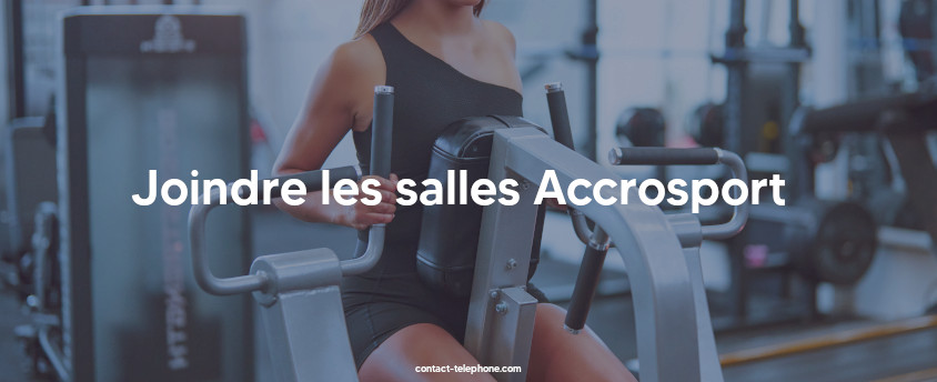 Corps d'une femme qui est assise sur une machine de musculation dans une salle de sport.