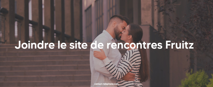 Couple d'amoureux (un homme et une femme) se tiennent et s'embrassent sur la bouche.