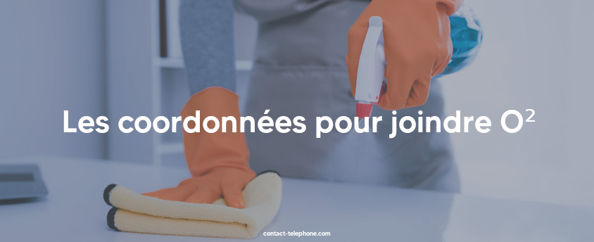 Aide à domicile effectuant le ménage avec un chiffon et un produit nettoyant qu'elle tient avec ses mains gantées.